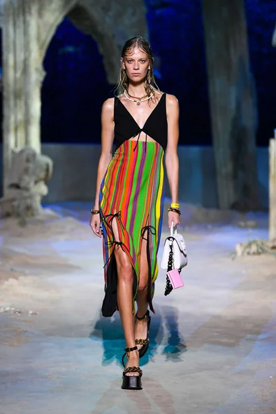 Look 16